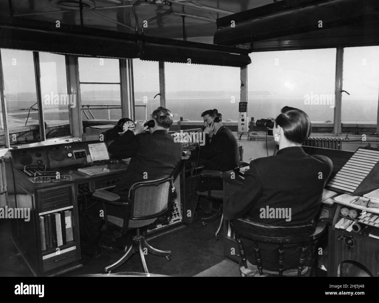 Controller del traffico aereo nella torre di controllo dell'aeroporto di Manchester Ringway. 1st ottobre 1956 Foto Stock Controller del traffico aereo nella torre di controllo dell'aeroporto di Manchester Ringway. 1st ottobre 1956 Foto Stock