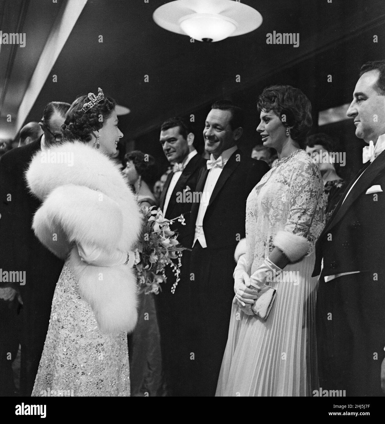 La Regina Elisabetta II accoglie gli ospiti, tra cui Sophia Loren al Royal Film Show. 4th novembre 1957. Foto Stock
