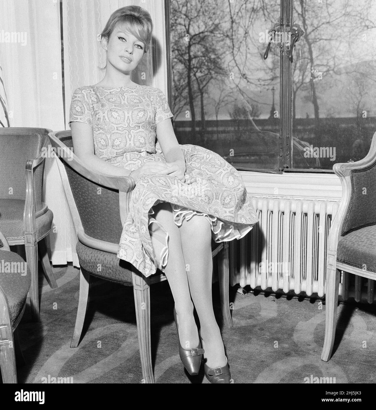 Annette Stroyberg, attrice danese, a Londra, domenica 14th dicembre 1958. Annette è nel Regno Unito per un test su schermo, lei spera di un ruolo nel nuovo film The Guns of Navarone. Foto Stock