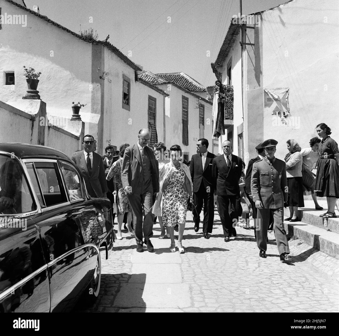 La Principessa Margaret visita la città fortificata di Obidos, Portogallo, con l'ambasciatore britannico Charles Stirling e Iris Peake. 9th giugno 1959. Foto Stock