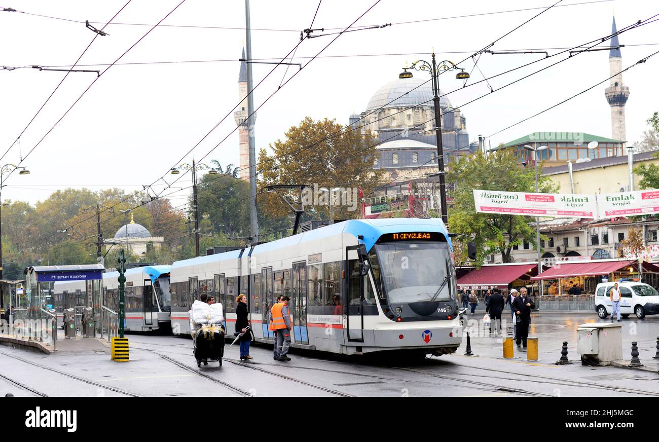 Un moderno tram Bombardier a Fatih, Istanbul, Turchia. Foto Stock