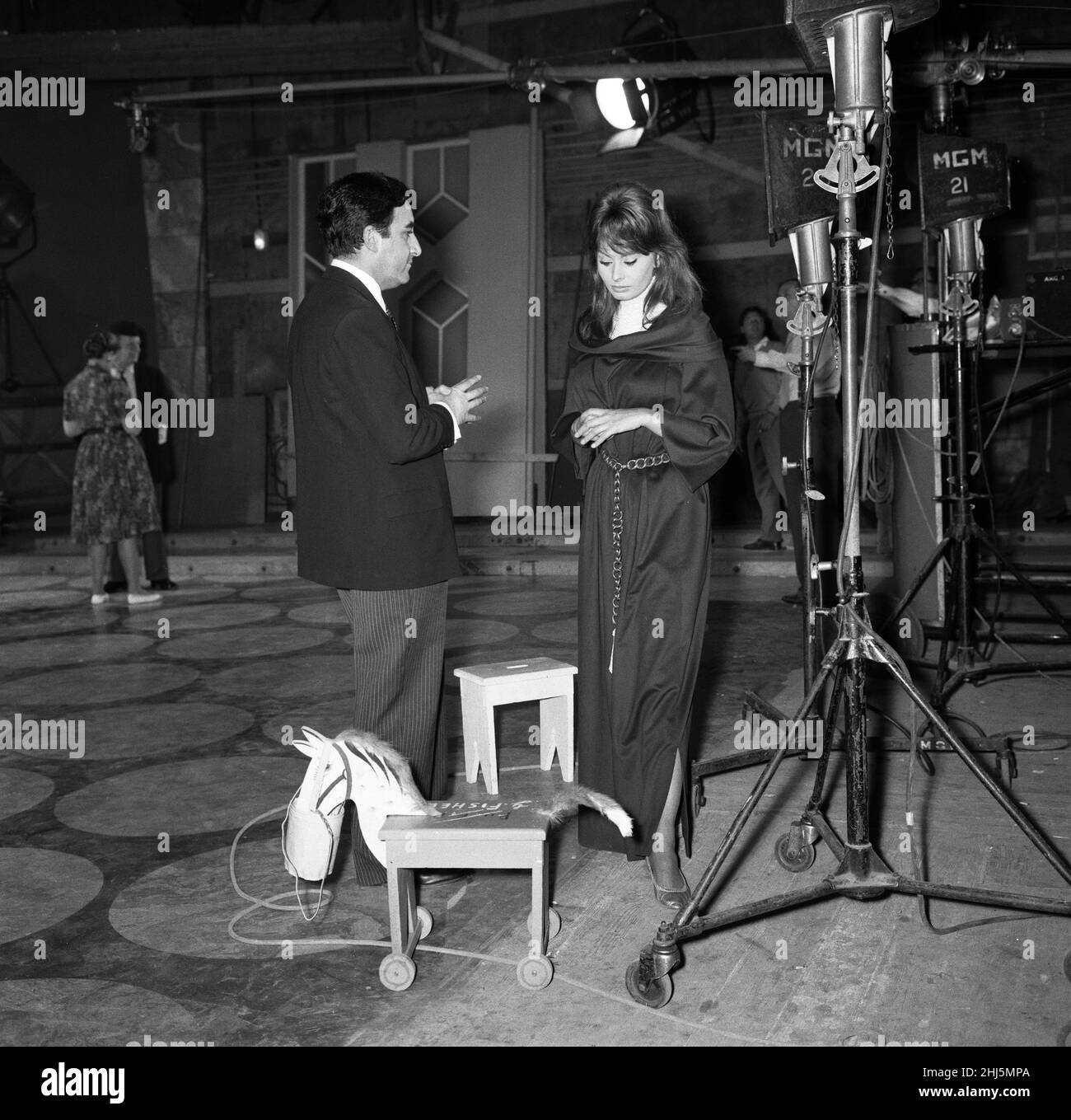 Sophia Loren e Peter Sellers sono state fotografate durante le riprese di "The Millionairess" presso gli studi cinematografici MGM di Elstree. 13th luglio 1960. Foto Stock