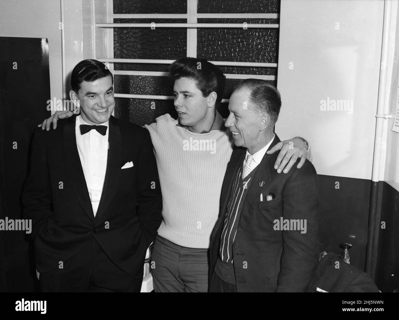 Cliff Richard e The Shadows backstage al Regal, Cambridge, 10th novembre 1959. Cliff con il padre Rodger Webb (a destra) Foto Stock