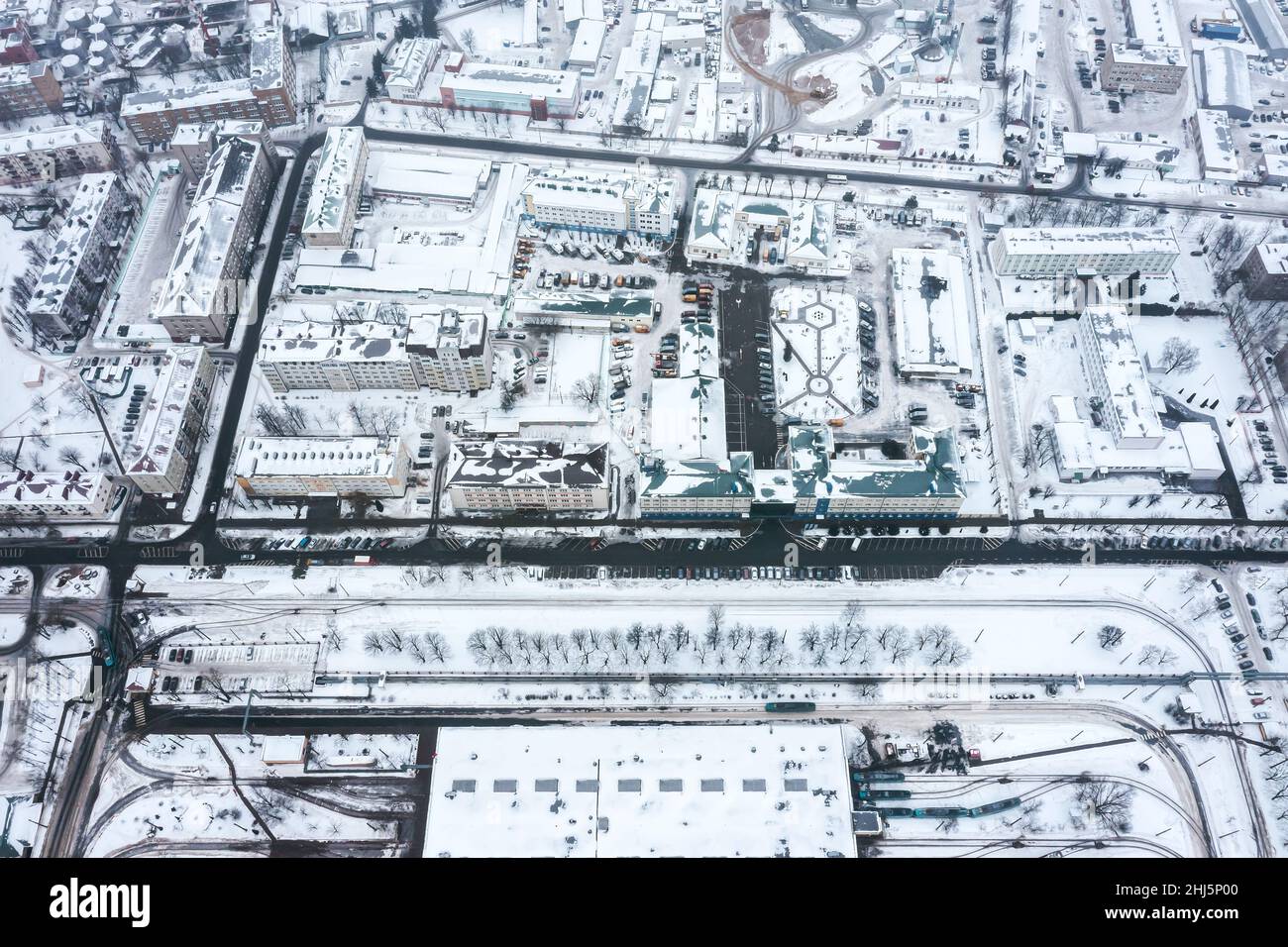 vista aerea della zona industriale della città in nebbia giorno d'inverno. fotografia con droni. Foto Stock