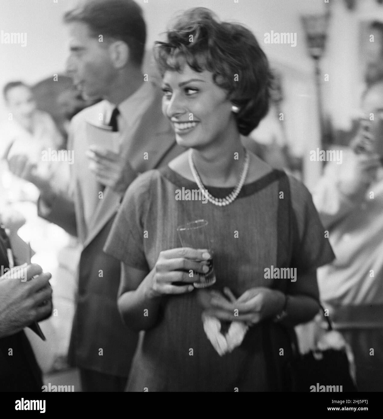 Festival del Cinema di Cannes 1958. La nostra foto mostra ... Sophia Loren, attrice italiana, partecipa al pranzo in suo onore, il giorno della sua partenza dal festival, mercoledì 7th maggio 1958. Foto Stock