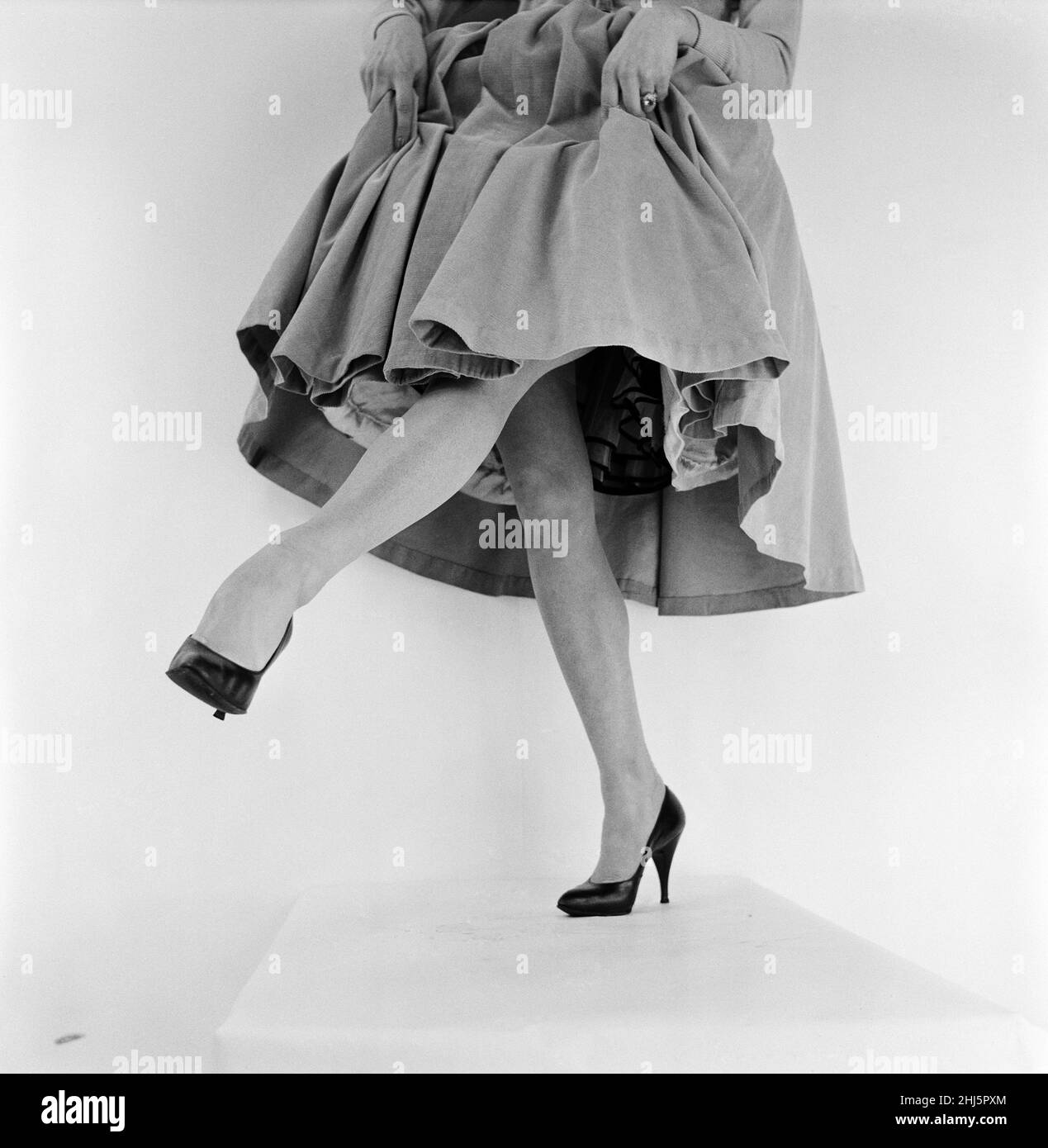 Le gambe della donna fotografate per una serie "Teach your marito the facts of life" nello specchio della domenica della donna. Maggio 1957. Foto Stock