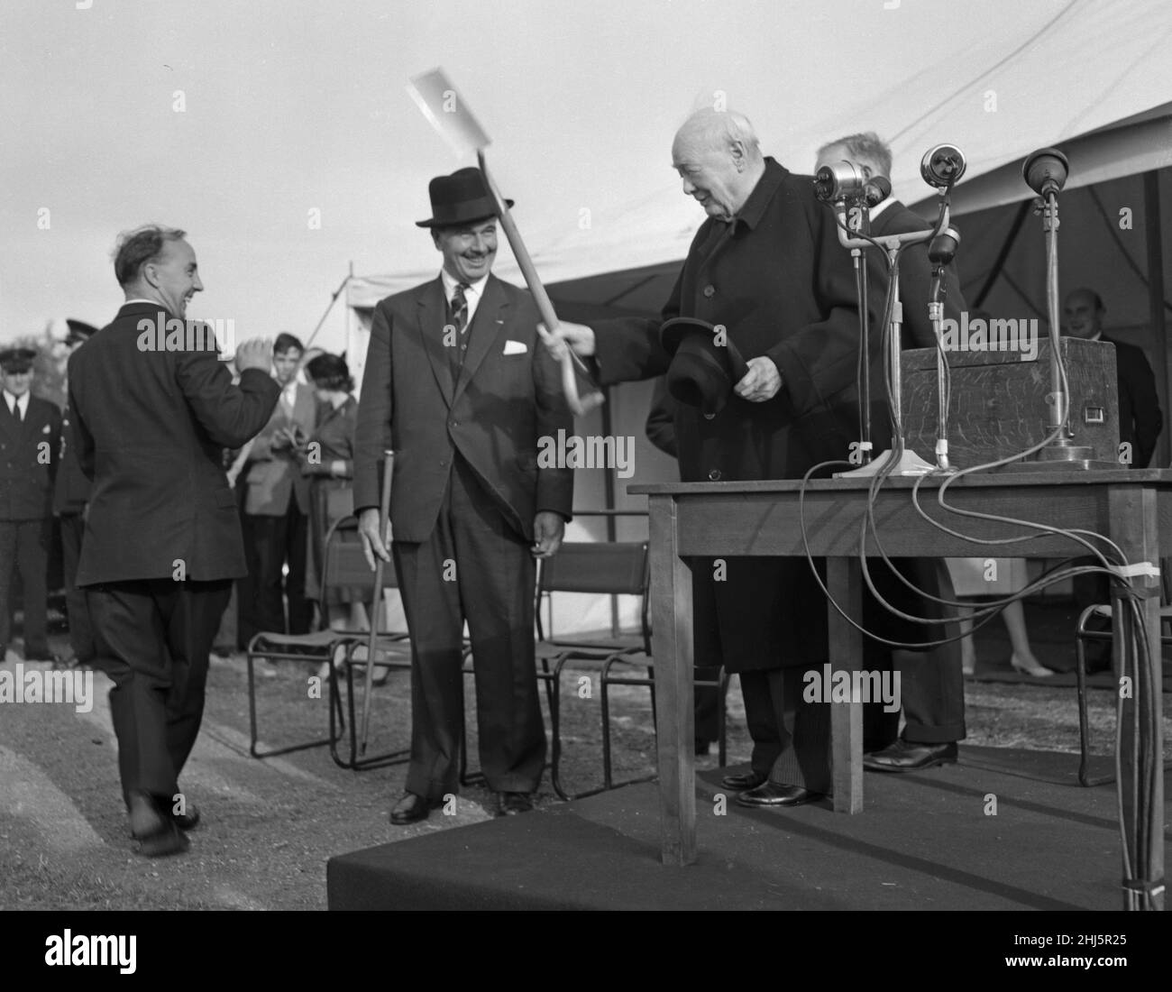 L'ex primo ministro Winston Churchill ha parlato dopo aver piantato un albero di quercia per inaugurare i lavori sul nuovo Churchill College dell'Università di Cambridge, 17th ottobre 1959. Foto Stock
