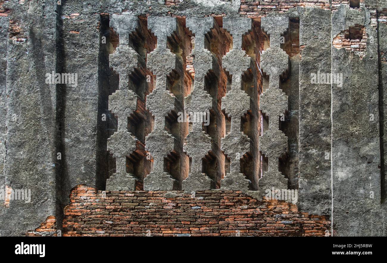 Cemento incrinato vintage muro sfondo e fori di ventilazione al vecchio tempio di Ayuthaya. Area archeologica. Modello sulla parete con spac Foto Stock