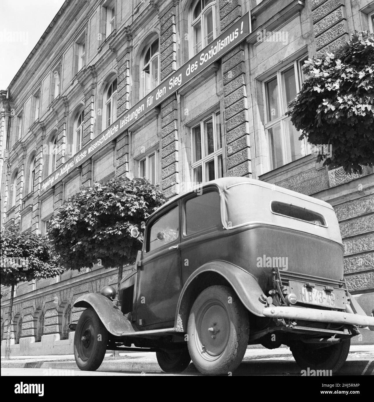 Scene a Berlino Est, Germania Est che mostrano la vita quotidiana che continua come normale subito dopo l'inizio della costruzione del muro di Berlino. La foto mostra un'auto parcheggiata vicino alla piazza Gendarmenmarkt nel quartiere centrale di Mitte a Berlino. 18th agosto 1961. Foto Stock