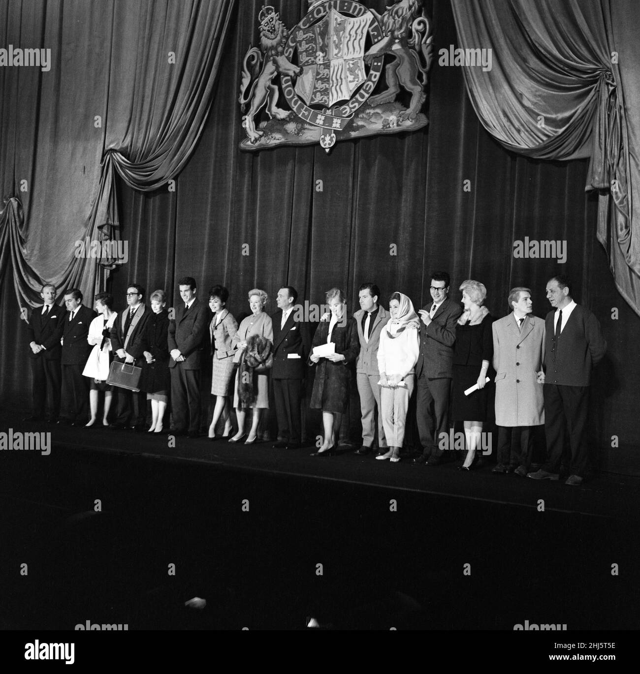 La prova si è svolta questa mattina per la rappresentazione del film reale che si terrà lunedì sera di fronte ai membri della famiglia reale presso l'Odeon, Leicester Square. Leslie Phillips, Tony Hancock, Peter Sellers, Warren Beatty, Joan Collins, John Mills, Susannah York, Kenneth More, Shirley Anne Field, Max Bygraves, Adamo Faith e Sid James posano con altri membri del cast. 19th febbraio 1961. Foto Stock