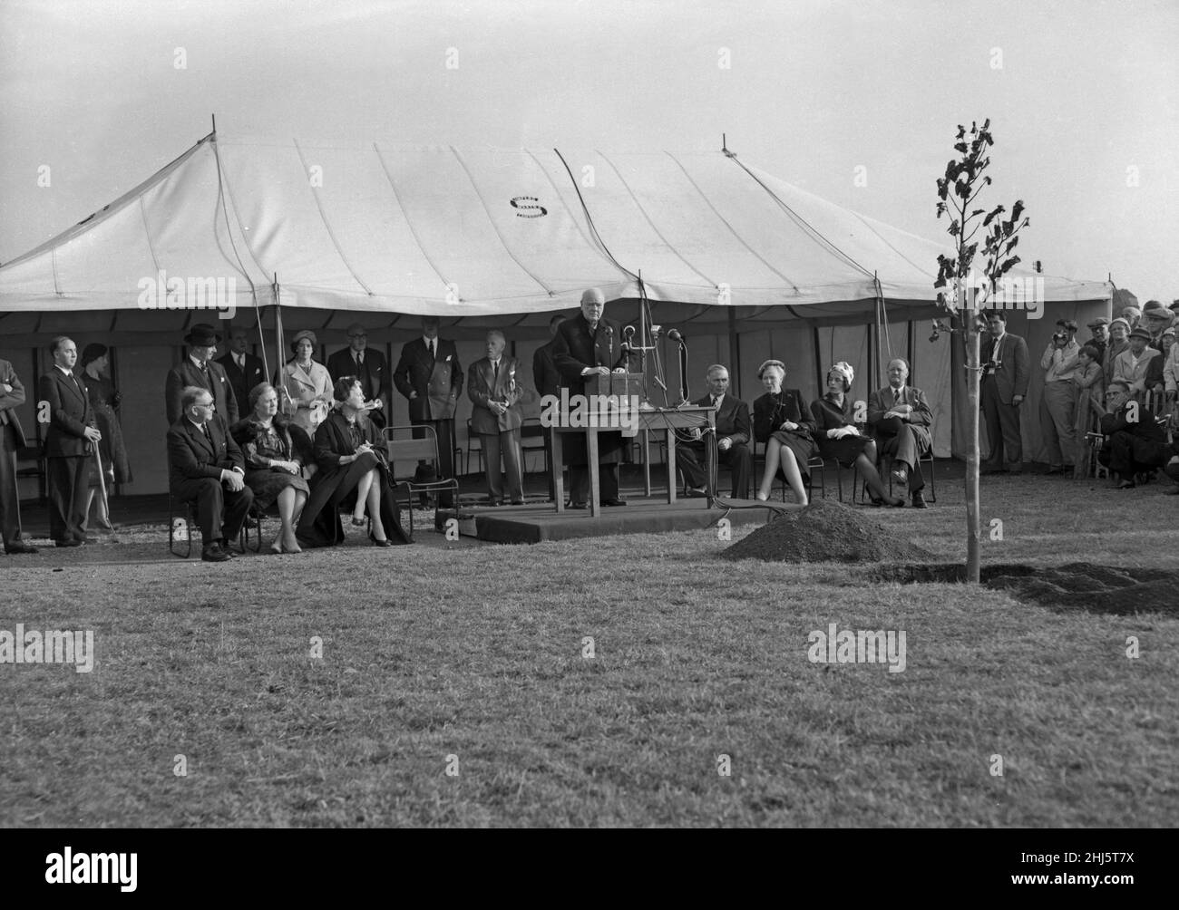 L'ex primo ministro Winston Churchill ha parlato dopo aver piantato un albero di quercia per inaugurare i lavori sul nuovo Churchill College dell'Università di Cambridge, 17th ottobre 1959. Foto Stock