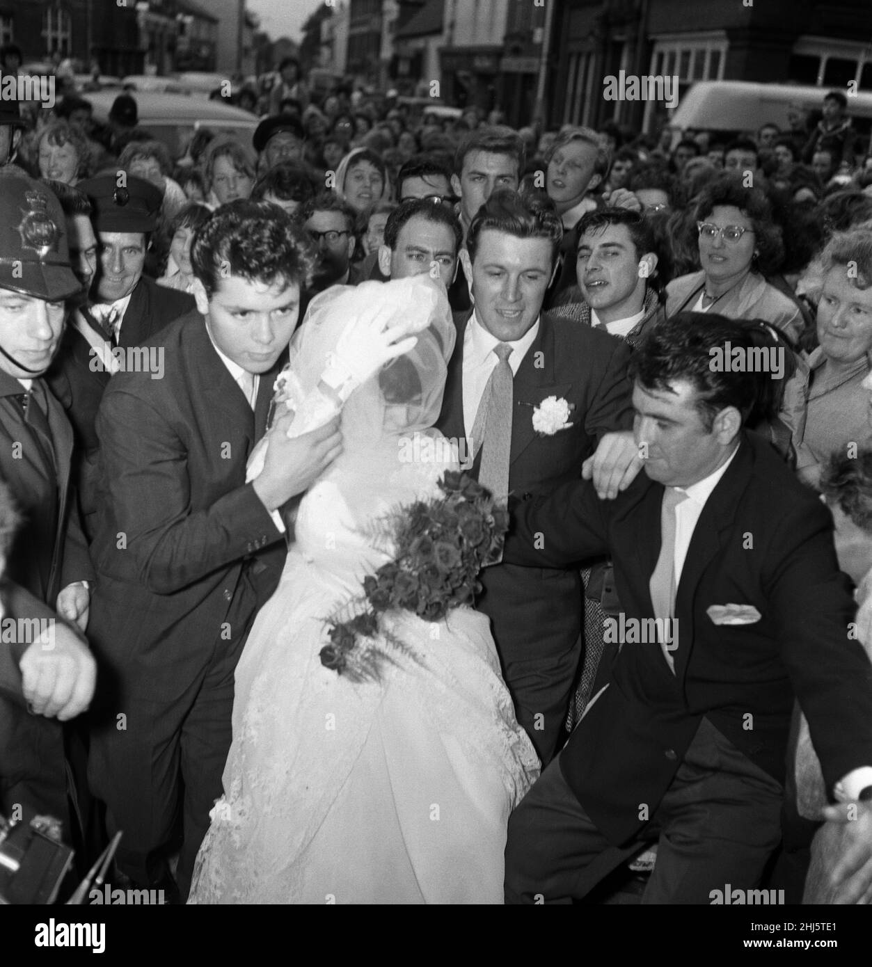 Il matrimonio di Donella Webb, sorella di Cliff Richard. La sorella di Cliff fu scosso dai suoi fan al suo matrimonio e svenito. Dovette portarla in chiesa e la cerimonia fu ritardata di 15 minuti mentre lei fu ravvivata. La cerimonia si è svolta presso la chiesa parrocchiale di Waltham Abbey, Essex. Agosto 1961. Foto Stock