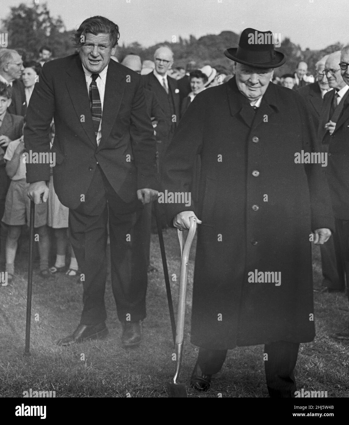 L'ex primo ministro Winston Churchill ha visto dopo aver piantato un albero di quercia per inaugurare i lavori sul nuovo Churchill College dell'Università di Cambridge, 17th ottobre 1959. Foto Stock