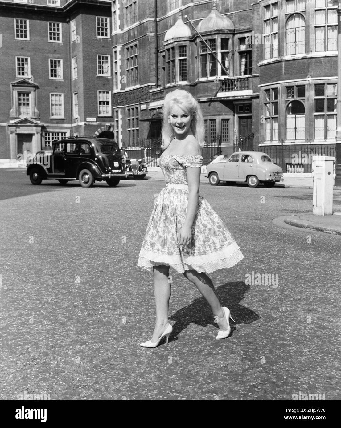 Elke Sommer, attrice tedesca di 19 anni, a Londra per girare scene per un nuovo film, non preoccupatevi di Knock, una commedia britannica CinemaScope, nella foto di domenica 4th settembre 1960. Foto Stock