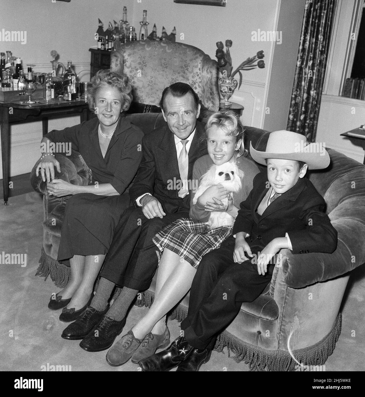 L'attore John Mills a casa con sua moglie Mary Hayley Bell e due dei loro figli, Hayley e Jonathan. 31st dicembre 1959. Foto Stock
