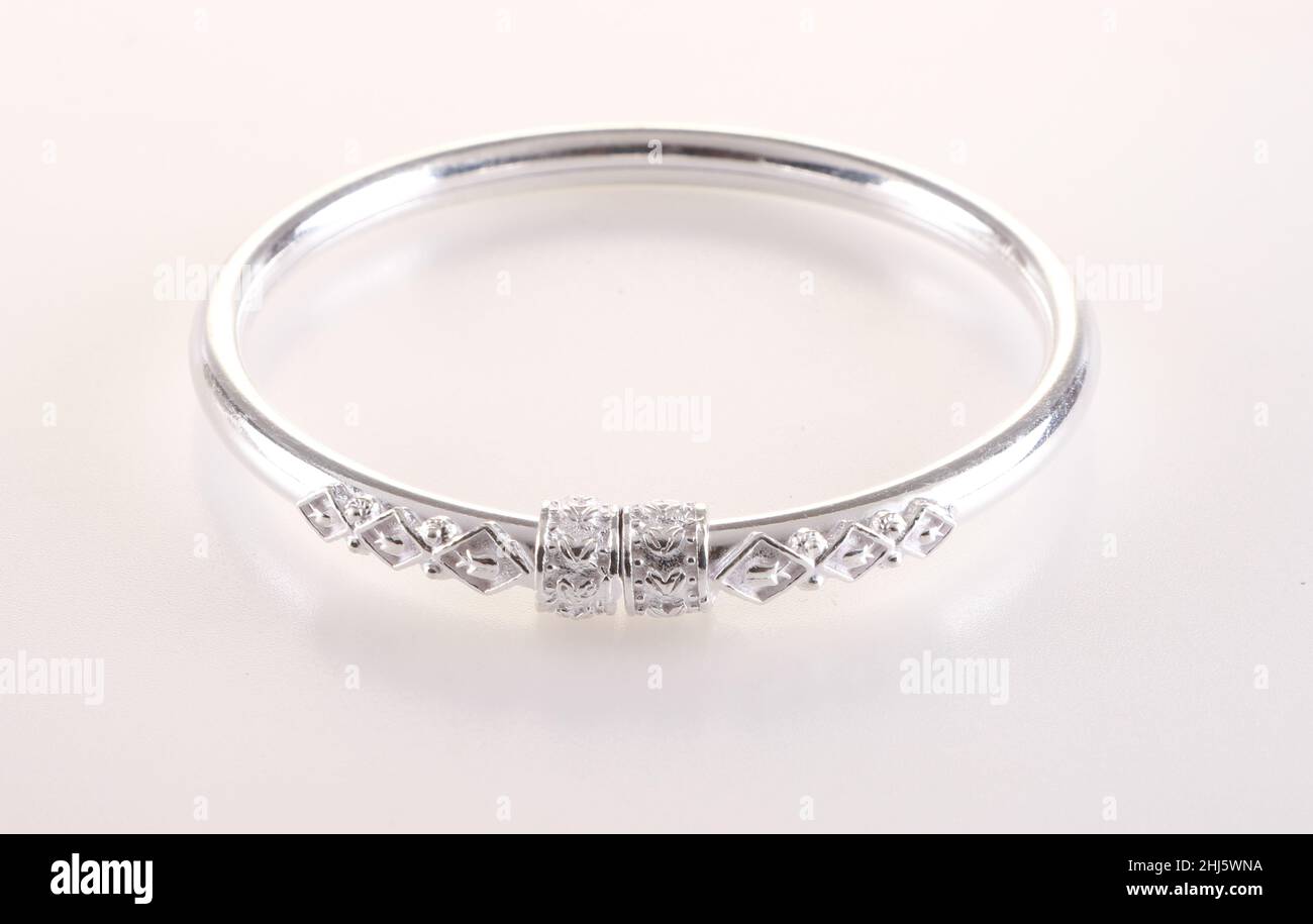 Bangle, bracciali indiani isolati su sfondo bianco Foto Stock