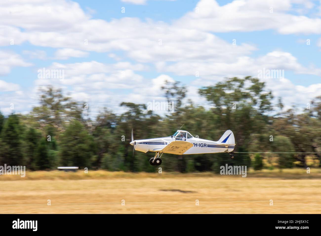 A 1967 Piper PA-25-235 Pawnee aeroplano solo aereo trainante un aliante al Lago Keepit Soaring Club Gunnedah Australi. Foto Stock