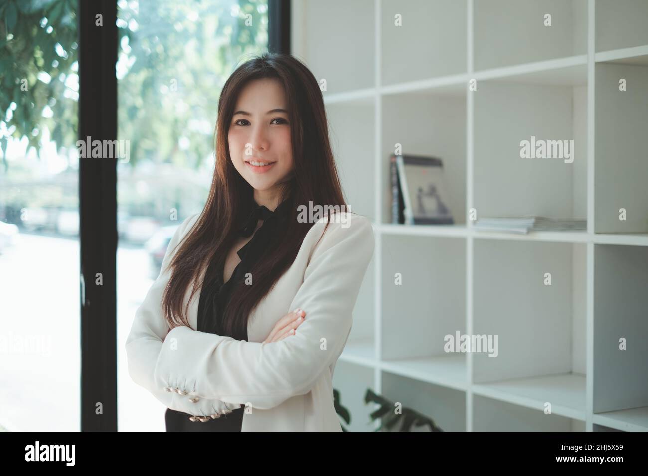 Ritratto di rappresentante donna commerciale sorridente al suo conto ufficio aziendale. Audit Consult concetto. Foto Stock