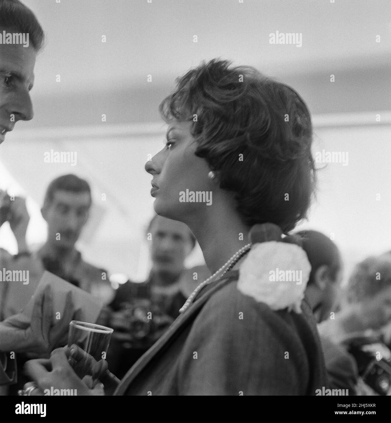 Festival del Cinema di Cannes 1958. La nostra foto mostra ... Sophia Loren, attrice italiana, partecipa al pranzo in suo onore, il giorno della sua partenza dal festival, mercoledì 7th maggio 1958. Foto Stock