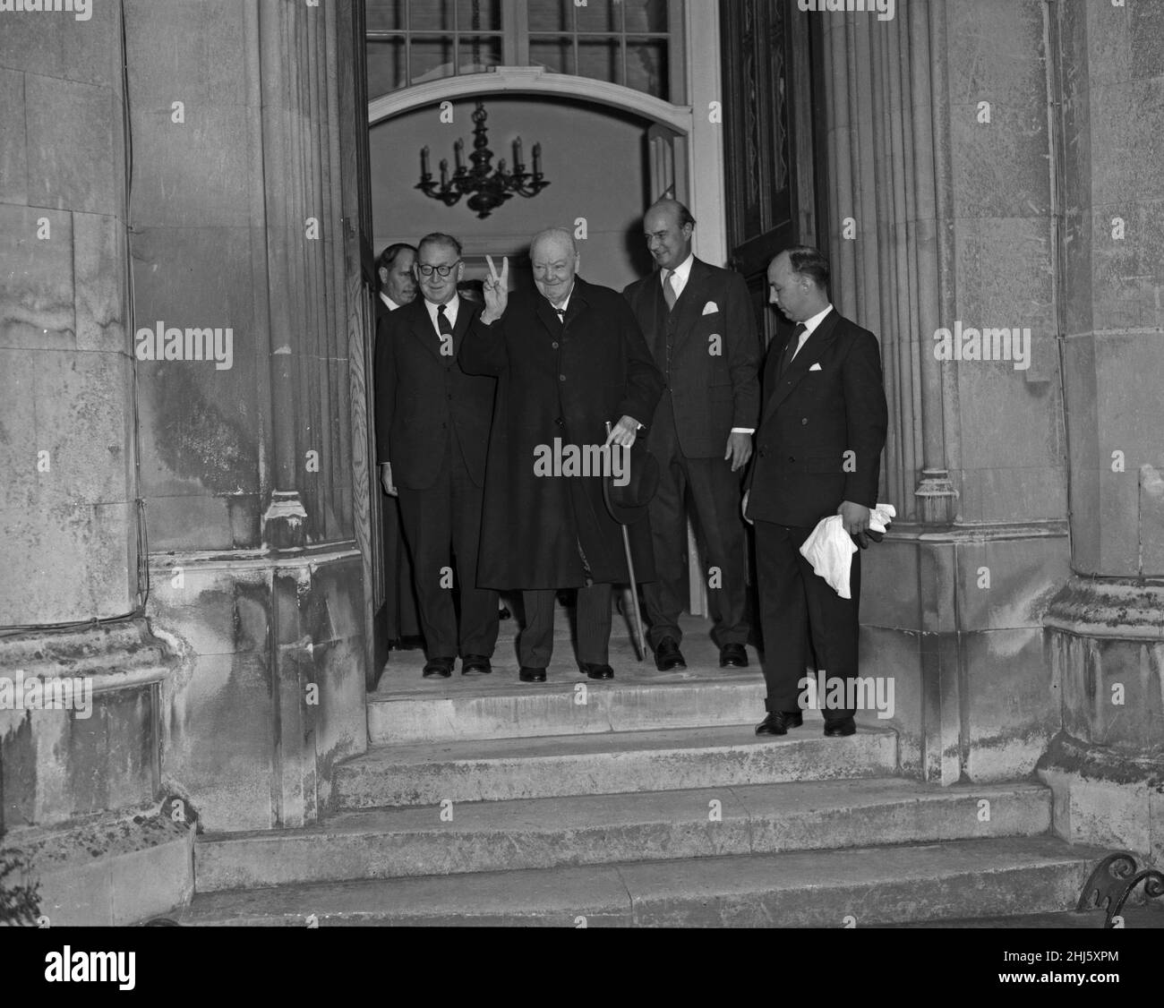 L'ex primo ministro Winston Churchill arriva a Cambridge per una cerimonia di piantagione di alberi per inaugurare i lavori sul nuovo Churchill College dell'Università di Cambridge, il 17th ottobre 1959. Foto Stock