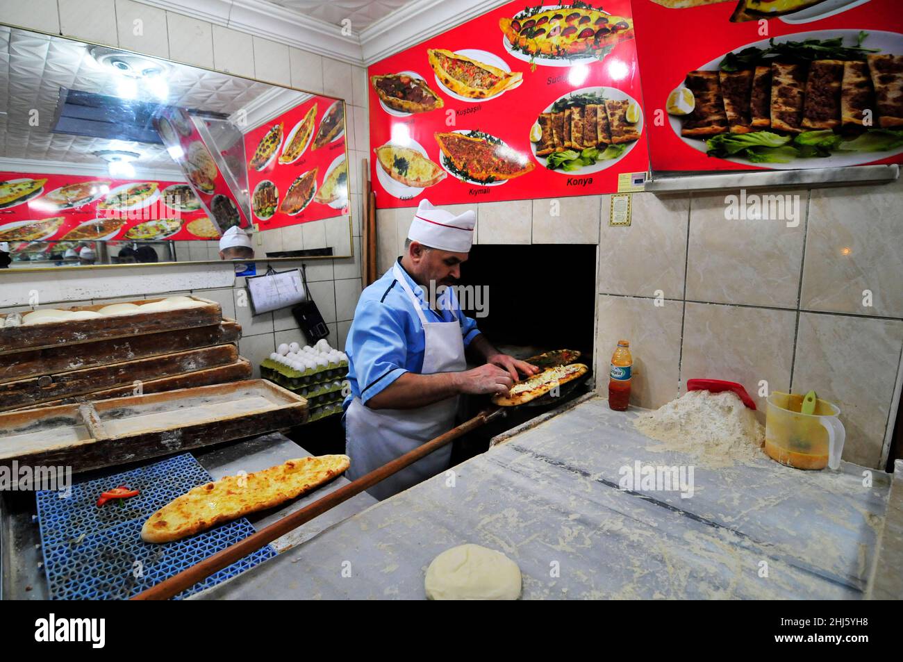 Una panetteria Karadeniz pide in un panificio İçli Pide a Istanbul, Turchia. Foto Stock