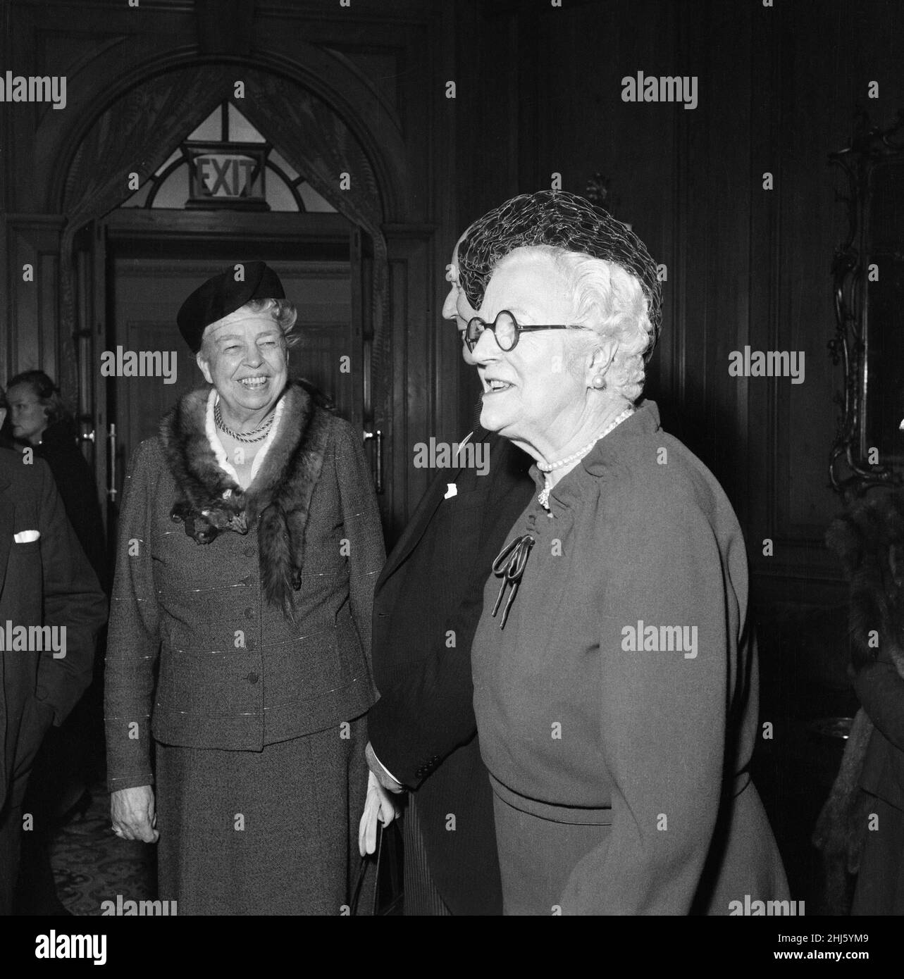 Eleanor Roosevelt e Lady Churchill a un pranzo Foyles. 6th aprile 1959. Foto Stock