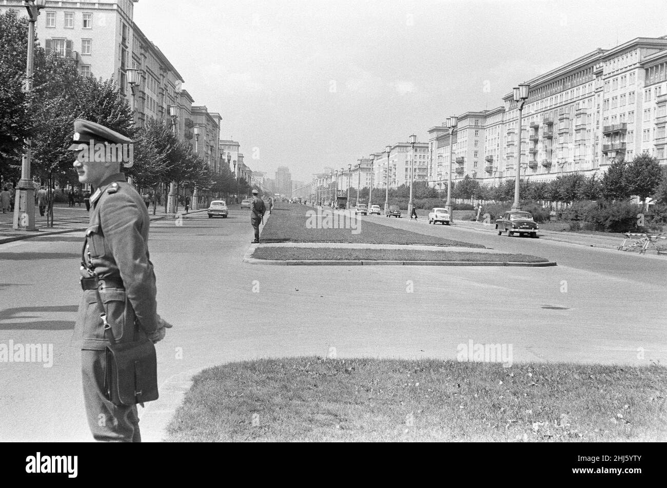 Scene a Berlino Est, Germania Est poco dopo l'inizio della costruzione del muro di Berlino. La polizia controlla la situazione intorno a Frankfurter Allee nella parte orientale della città. 18th agosto 1961. Foto Stock