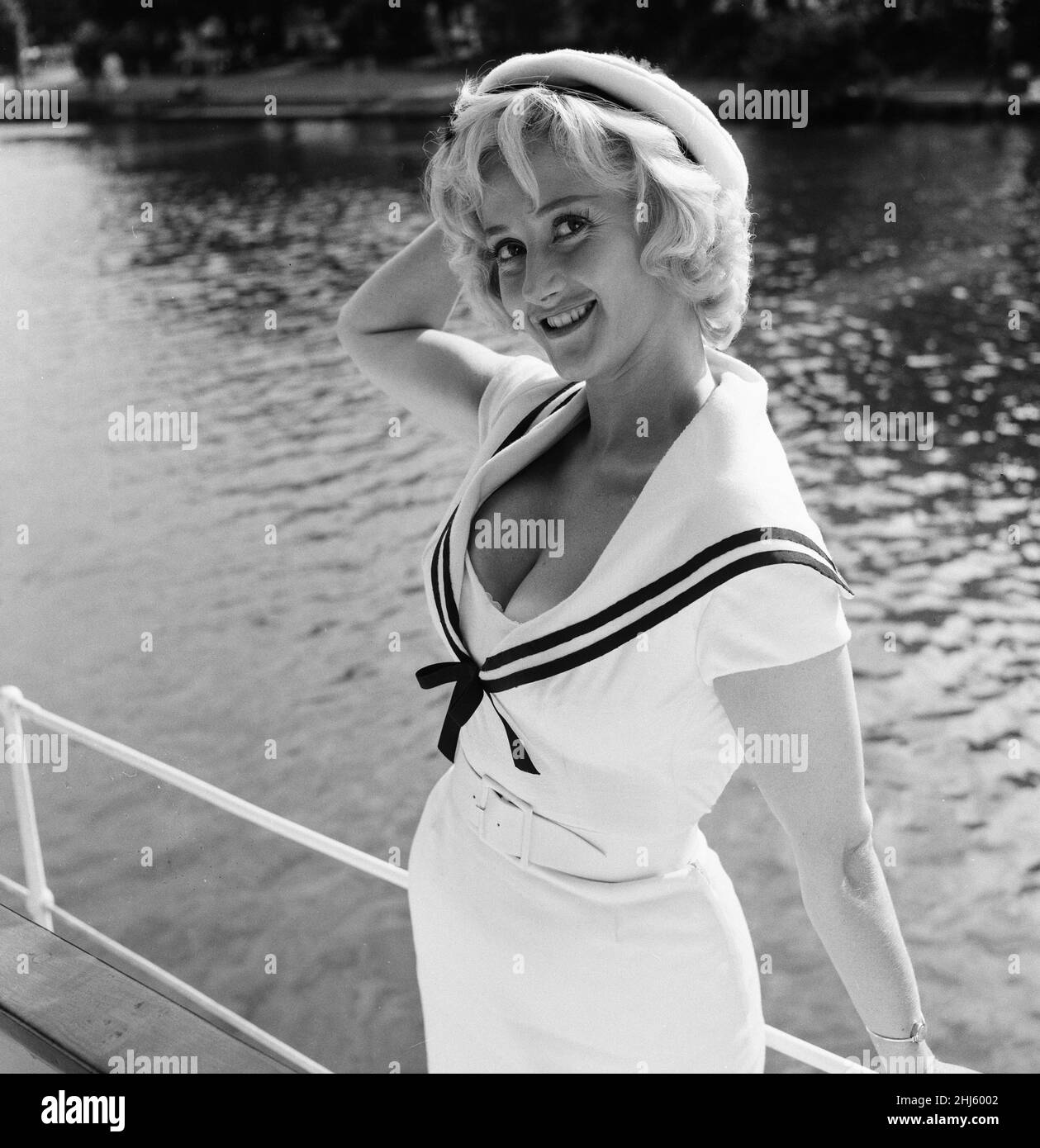 Liz Fraser, attrice inglese, raffigurata in località Tagg's Island, nel London Borough di Richmond upon Thames, dove sta attualmente filmando Double Bunk, lunedì 26th settembre 1960. Foto Stock