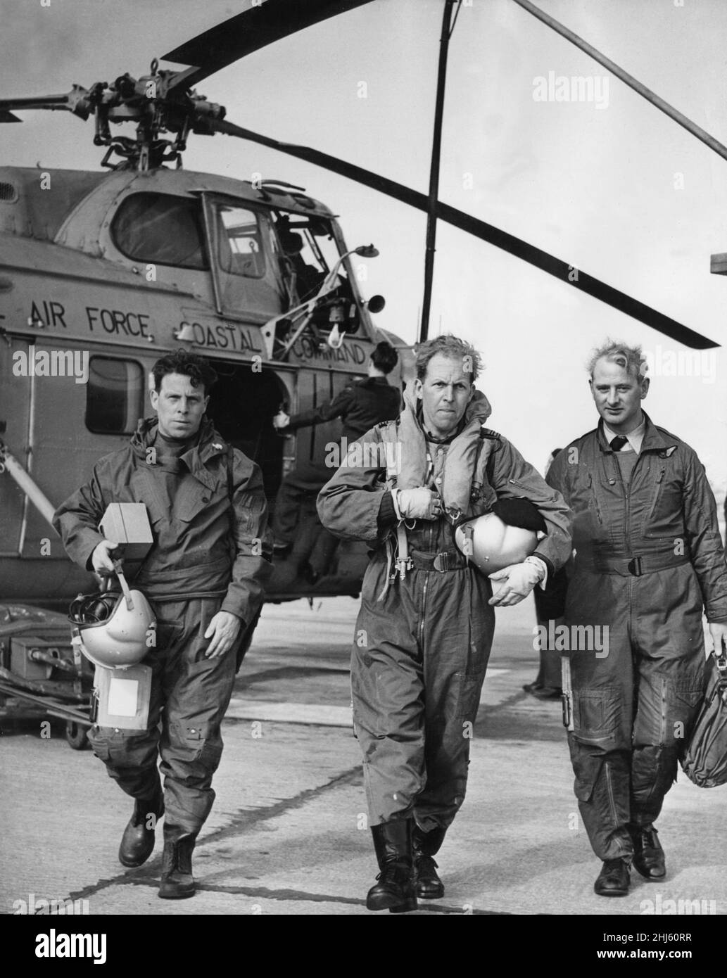 Volo Sergeant J Green, Flight Lieutenant L Thompson e Master Navigator J Patterson l'equipaggio di volo di un elicottero RAF Westland Whirlwind Search and Rescue di stanza a RAF Leconfield. 31st maggio 1961 Foto Stock