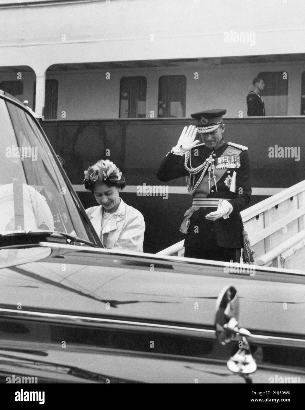 La Regina Elisabetta II è raffigurata durante una visita di due giorni nella capitale gallese, Cardiff, Galles, sabato 6th agosto 1960. Out immagini spettacoli ... La Regina e il Duca di Edimburgo lasciarono il Royal Yacht, sulla strada per la cattedrale di Llandaff. Foto Stock