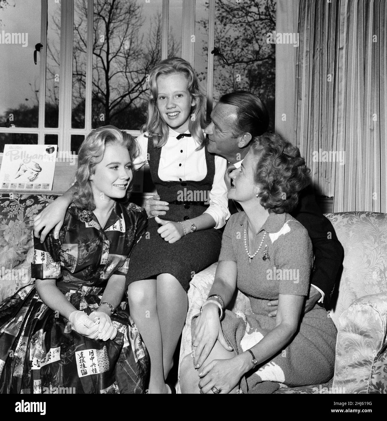 I Mills, la prima famiglia di show business britannica, sono tornati a Londra dopo quattro mesi in America. Sono raffigurati presso una reception stampa del Dorchester. Hayley Mills (2nd a sinistra) con la sorella Juliet Mills (a sinistra) e i genitori John Mills e Mary Hayley Bell al ricevimento stampa. 1st novembre 1960. Foto Stock