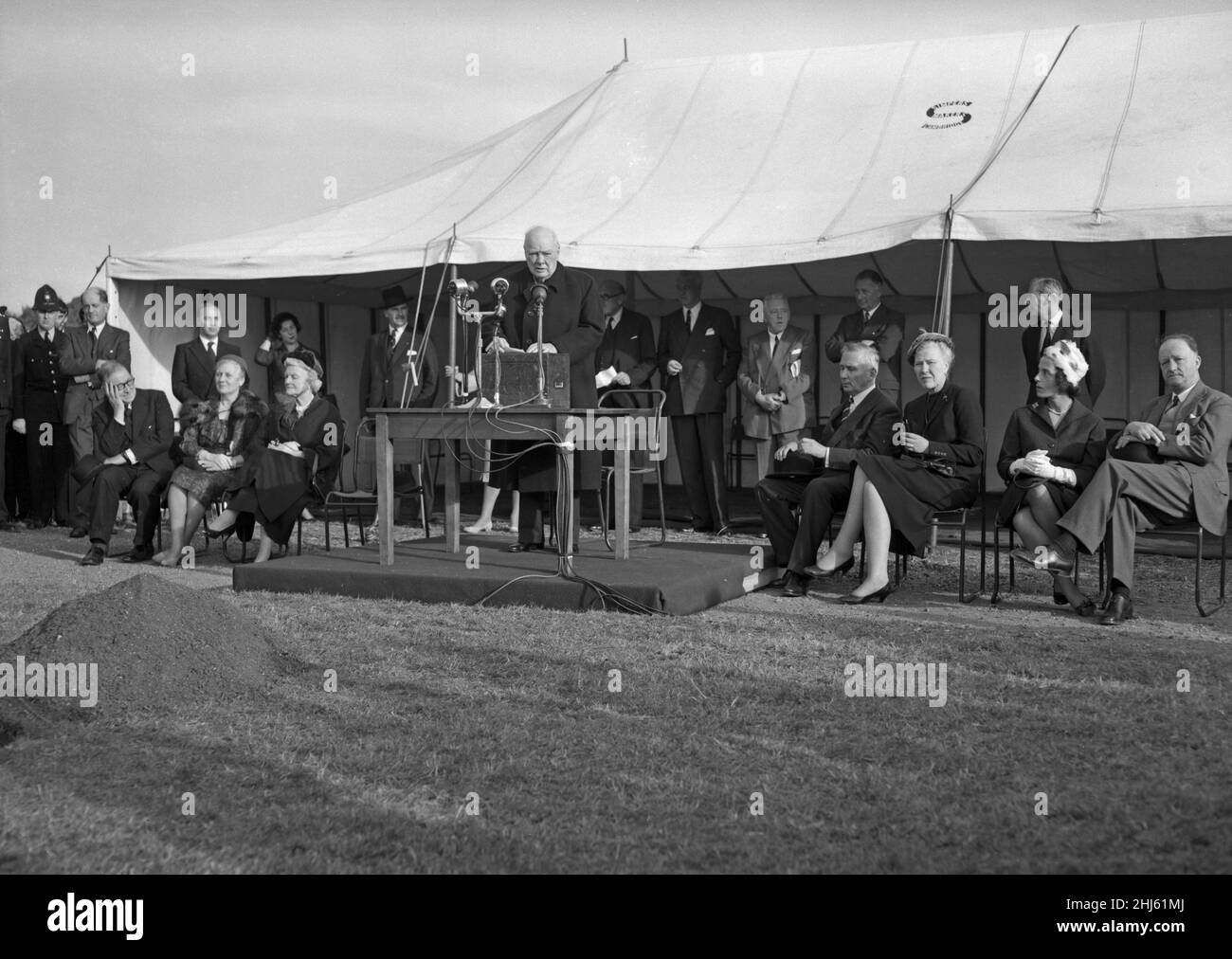 L'ex primo ministro Winston Churchill ha parlato dopo aver piantato un albero di quercia per inaugurare i lavori sul nuovo Churchill College dell'Università di Cambridge, 17th ottobre 1959. Foto Stock