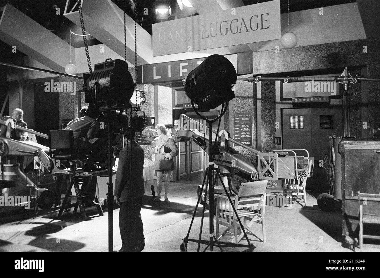 1960 Film Peeping Tom, dietro le quinte che girano a Pinewood Studios, Buckinghamshire, lunedì 30th novembre 1959. Peeping Tom, un film thriller di horror psicologico diretto da Michael Powell. All'epoca, il film aspra ricezione da parte dei critici, ma è stato da allora rivalutato ed è ora ampiamente considerato un capolavoro del cinema britannico. I nostri spettacoli di foto ... Moira Shearer che gioca il personaggio Vivian. Foto Stock