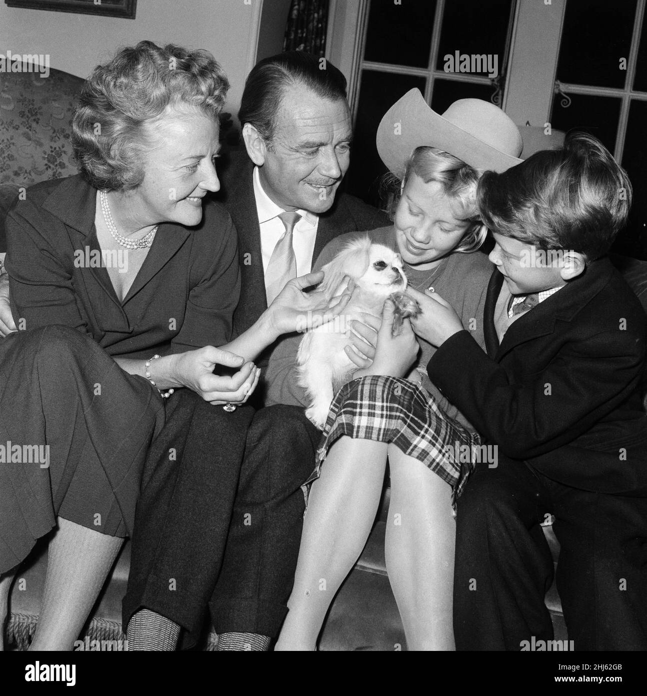 L'attore John Mills a casa con sua moglie Mary Hayley Bell e due dei loro figli, Hayley e Jonathan. 31st dicembre 1959. Foto Stock