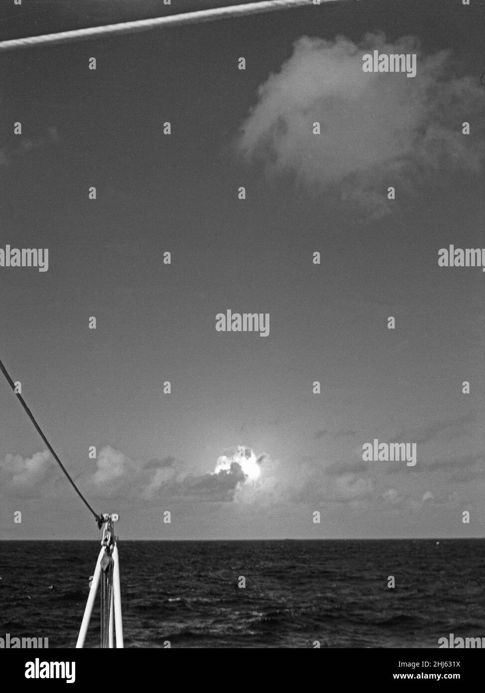 Il momento di detonazione della seconda prova della bomba a idrogeno britannica. Come visto dai membri della stampa e le valutazioni navali a bordo di HMS Alert 35 miglia al largo di Malden Island, Kiribati il sito scelto per la serie di test 31st maggio 1957 Foto Stock