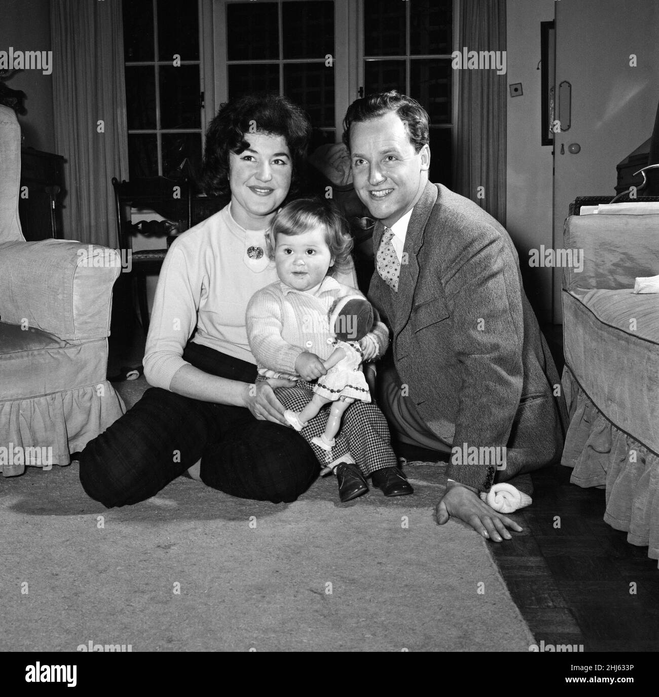 Personalità televisiva Nicholas Parsons, sua moglie Denise e figlia Zuleika. 25th febbraio 1960. Foto Stock