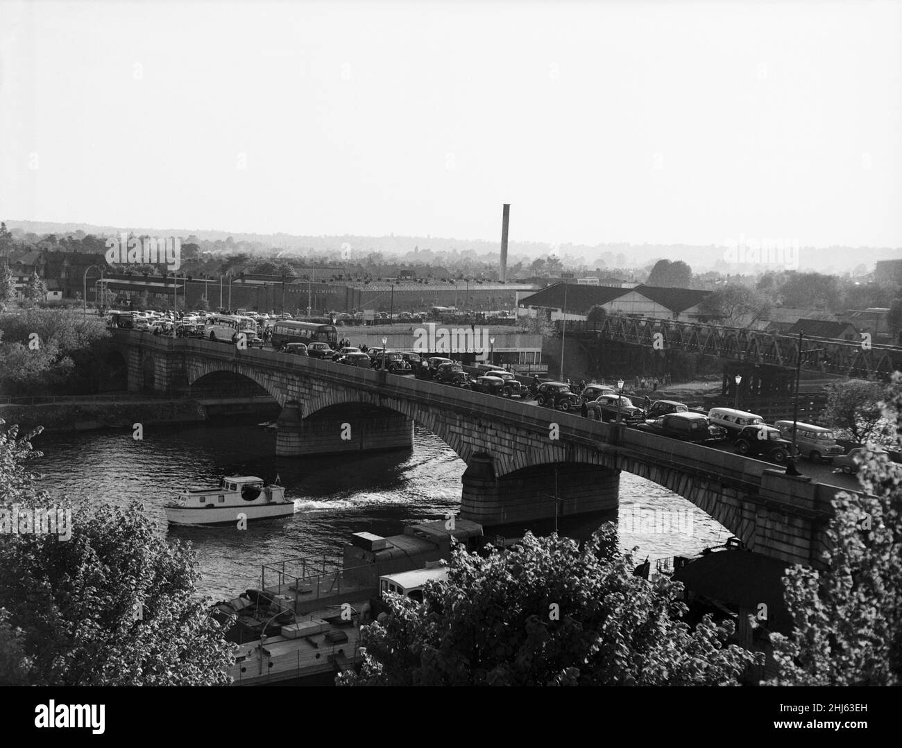 Staines Bridge, un ponte stradale che corre in direzione sud-ovest-nord-est attraverso il Tamigi a Surrey. 21st maggio 1956. Foto Stock