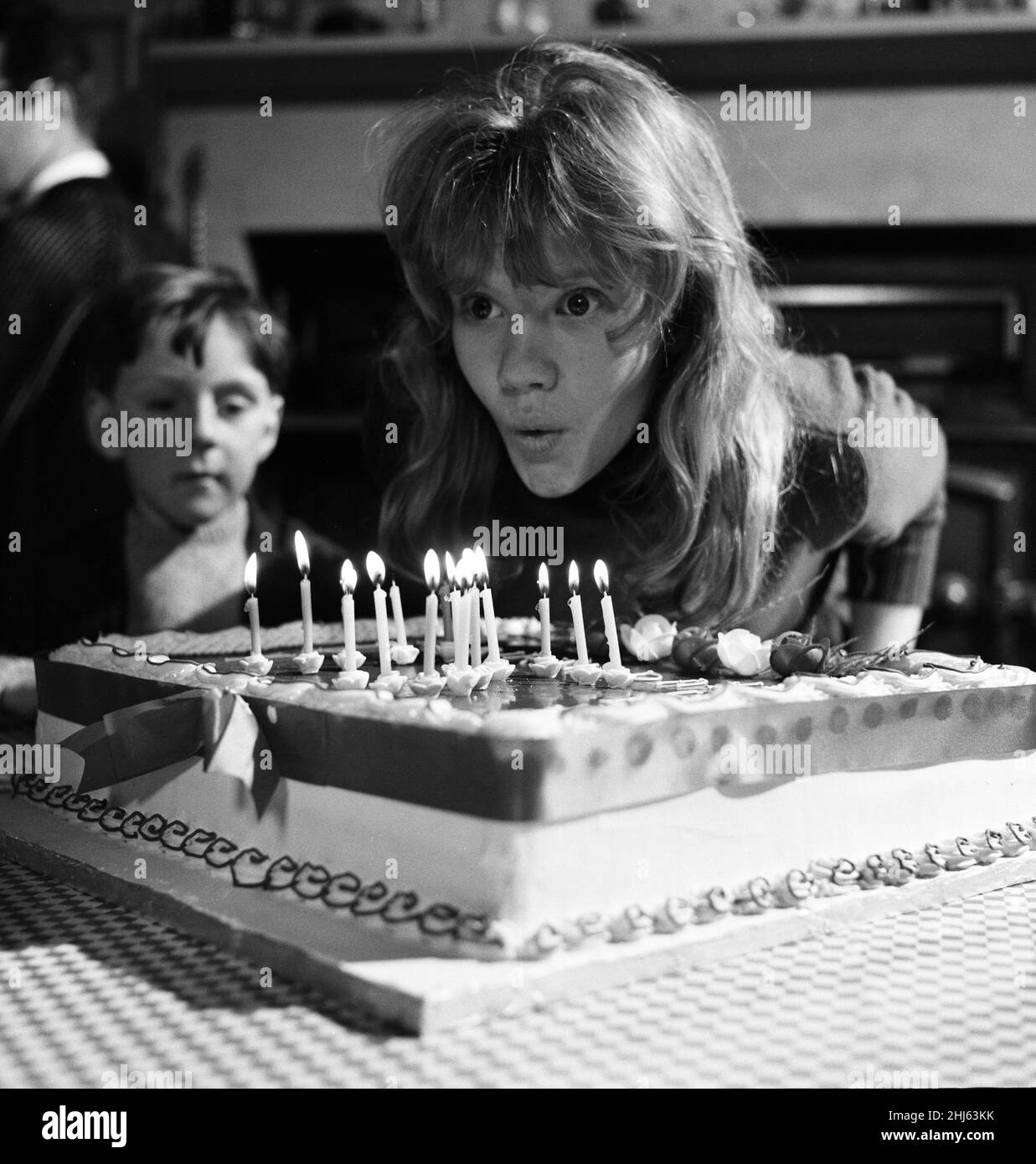 La star del cinema Hayley Mills festeggia il suo 15th compleanno presso i Pinewood Studios dove sta filmando "Whistle Down the Wind". Lo studio ha presentato Hayley con una torta, che ha condiviso con il resto del cast. 18th aprile 1961. Foto Stock