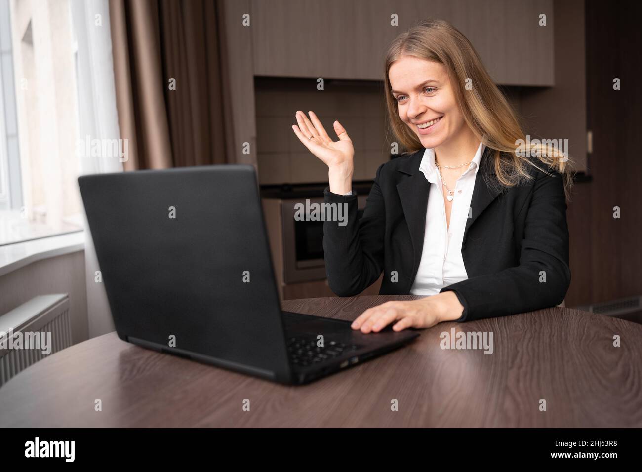 Concetto di e-Education, insegnante di adulti caucasici o tutor che guarda un seminario online su laptop, lezione di zoom, webinar a distanza, studiare formazione su Internet Foto Stock