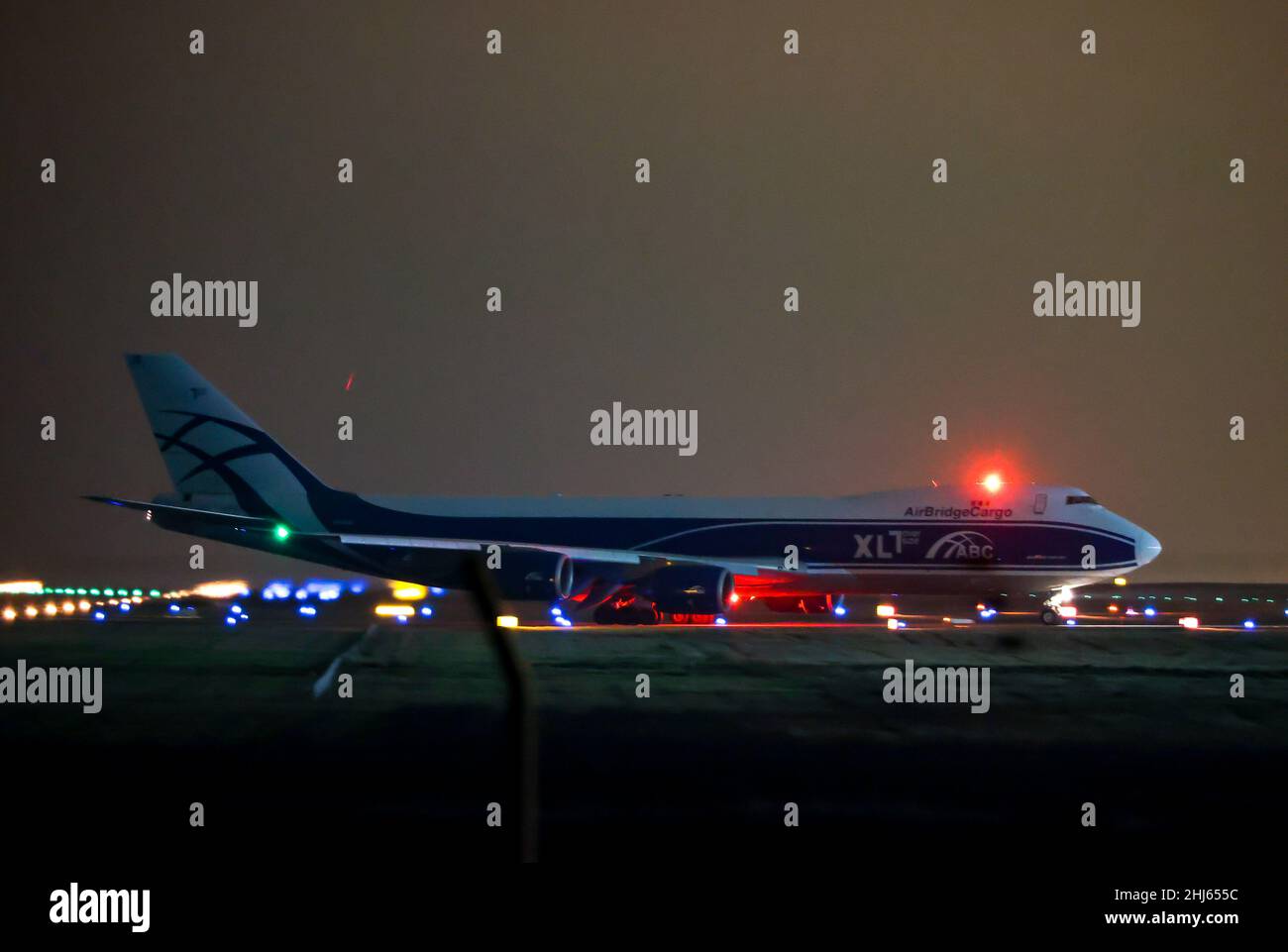 27 gennaio 2022, Sassonia, Schkeuditz: Un Boeing B747-800 della compagnia aerea cargo AirBridgeCargo taxi per una posizione di grembiule dopo l'atterraggio all'aeroporto di Lipsia/Halle. Lo stesso giorno, l'Associazione tedesca dei trasporti aerei (BDL) fornisce una panoramica della situazione attuale e presenta i dati principali del settore per il 2021. L'accento sarà posto sull'impatto della pandemia sull'aviazione tedesca e internazionale e sulla questione delle prospettive. Sono inoltre evidenziati lo sviluppo del traffico aereo passeggeri e del settore tedesco del trasporto aereo in un confronto internazionale. Foto: Jan Woitas/dpa-Zentralbild/dp Foto Stock