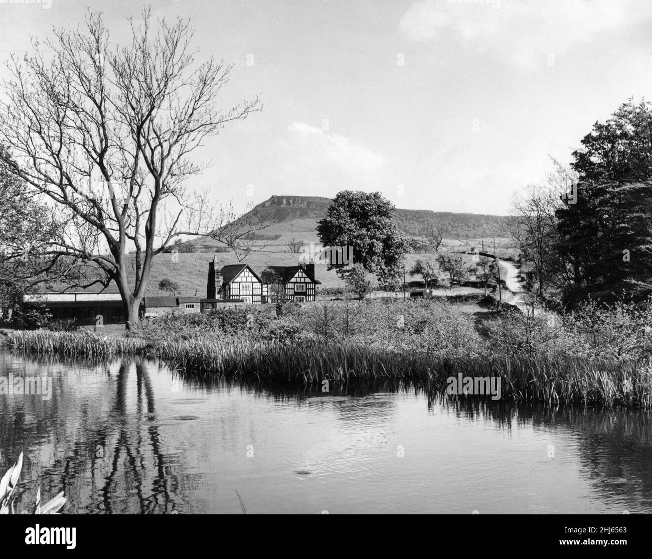 Vista attraverso il canale Macclesfield verso il distretto conosciuto come Cloudside vicino Bosley, a nord est di Congleton, Cheshire, 3rd novembre 1960. Foto Stock