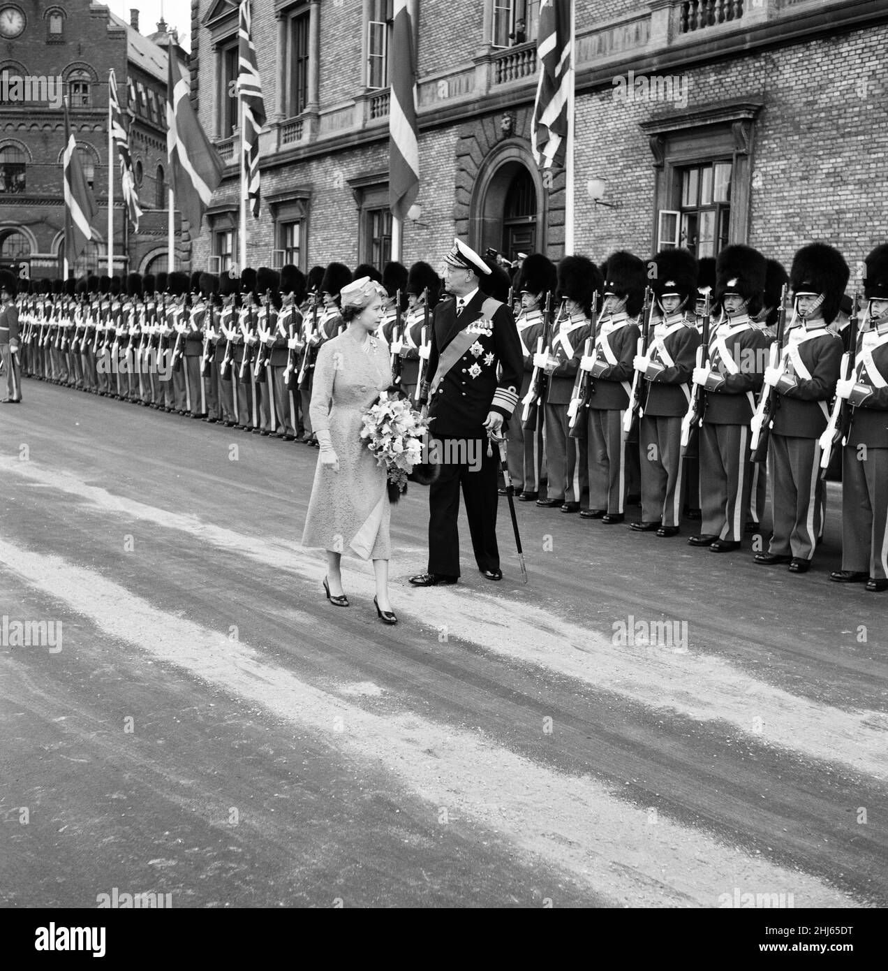 Visita della Regina Elisabetta II in Danimarca. La regina Elisabetta II e il re Federico IX di Danimarca ispezionano una Guardia d'onore a Copenaghen il primo giorno di una visita di Stato in Danimarca. 21st maggio 1957. Foto Stock