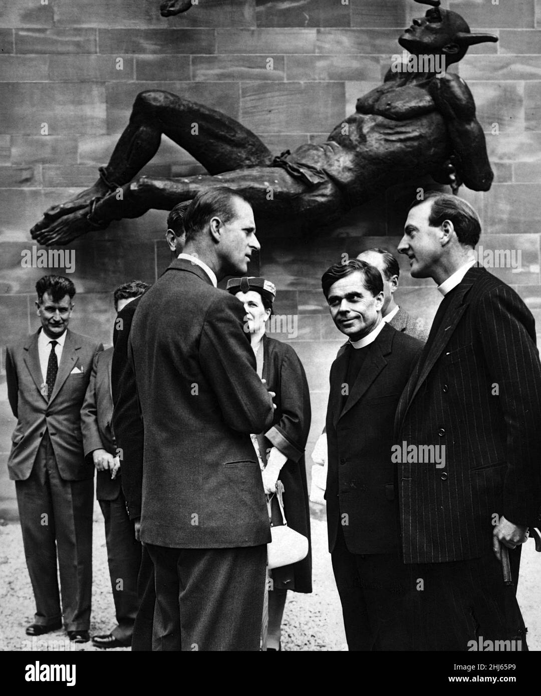 Il Duca parla con il Rev. Simon Phipps nella Cattedrale di Coventry. Sullo sfondo fa parte della t.a. di Epstein Michael e la statuaria del Diavolo. 15th luglio 1960. Foto Stock