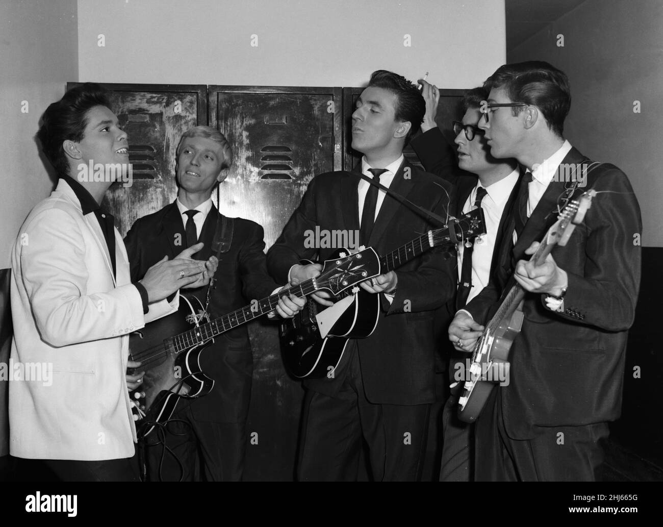 Cliff Richard e The Shadows backstage al Regal, Cambridge, 10th novembre 1959 Foto Stock