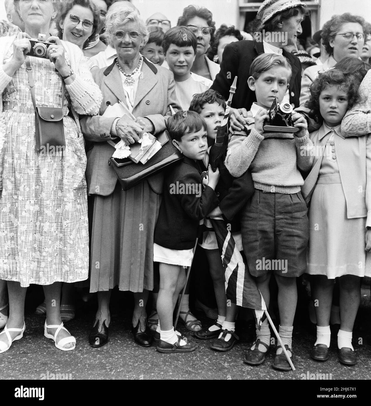 I membri del pubblico attendono la Principessa Margaret durante la sua visita alla Brigata dell'ambulanza di San Giovanni al Porto di San Pietro, Guernsey. 25th giugno 1959. Foto Stock