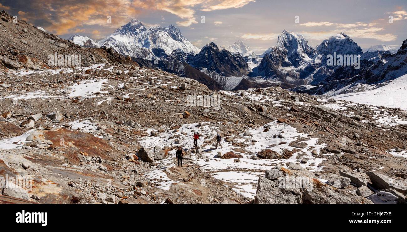 Trekking turisti che si arrampicano sul passo Renjo la con il Monte Everest sullo sfondo, regione di Khumbu, Nepal, Asia Foto Stock
