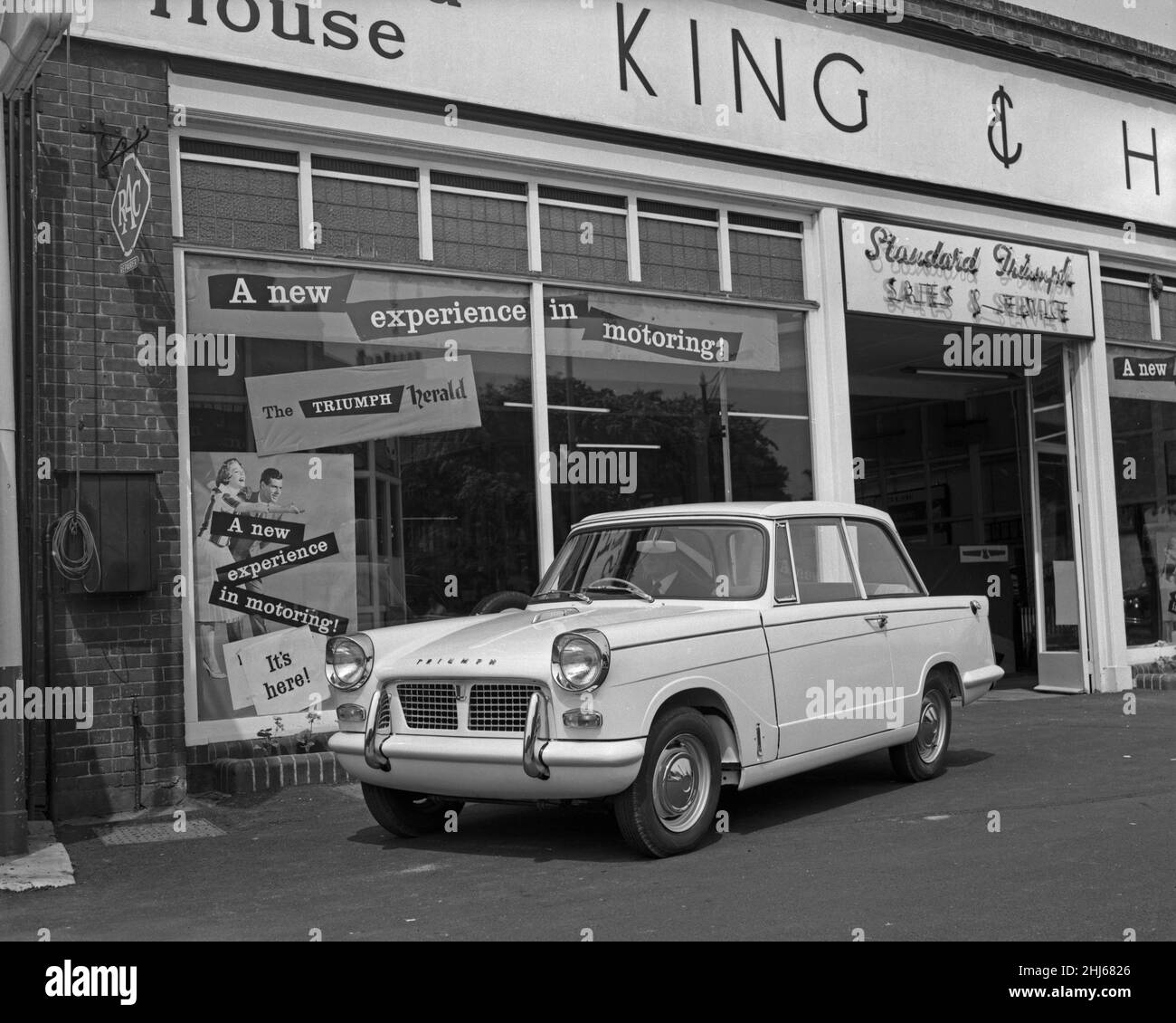 Un nuovo Triumph Herald lascia gli showroom di King and Harper su Milton Road Cambridge maggio 1959 Foto Stock
