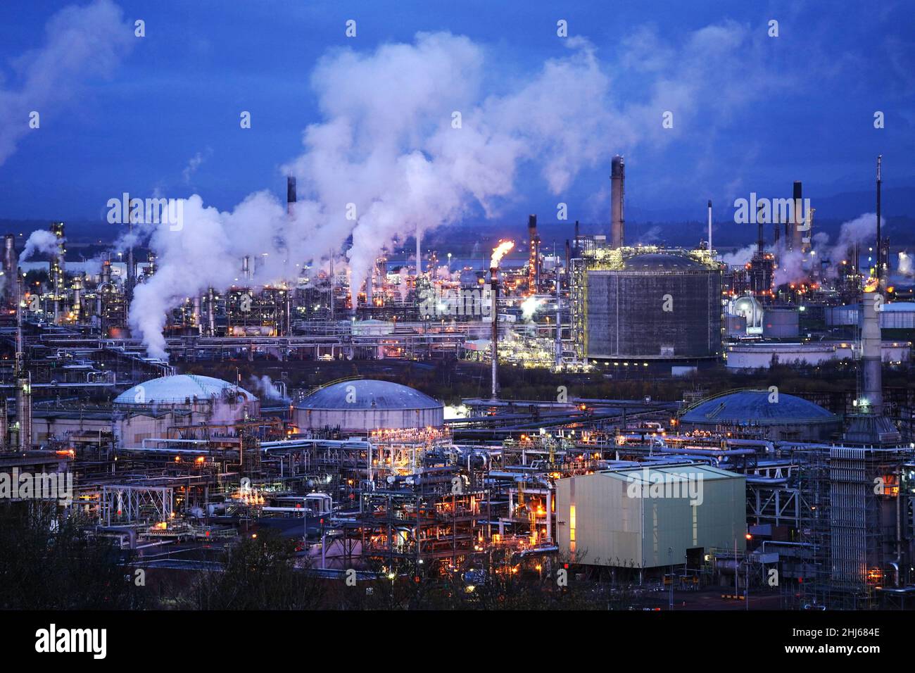 Foto del file datata 09/12/21 dello stabilimento petrolchimico di Grangemouth a Grangemouth, come boss al gigante petrolchimico Ineos hanno annunciato il prossimo passo nei piani di costruire un impianto di produzione di idrogeno nel loro sito a Grangemouth. Foto Stock