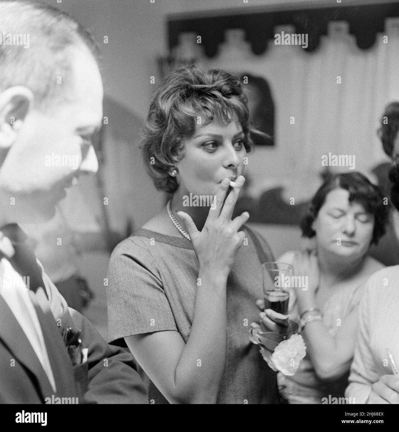 Festival del Cinema di Cannes 1958. La nostra foto mostra ... Sophia Loren, attrice italiana, partecipa al pranzo in suo onore, il giorno della sua partenza dal festival, mercoledì 7th maggio 1958. Foto Stock