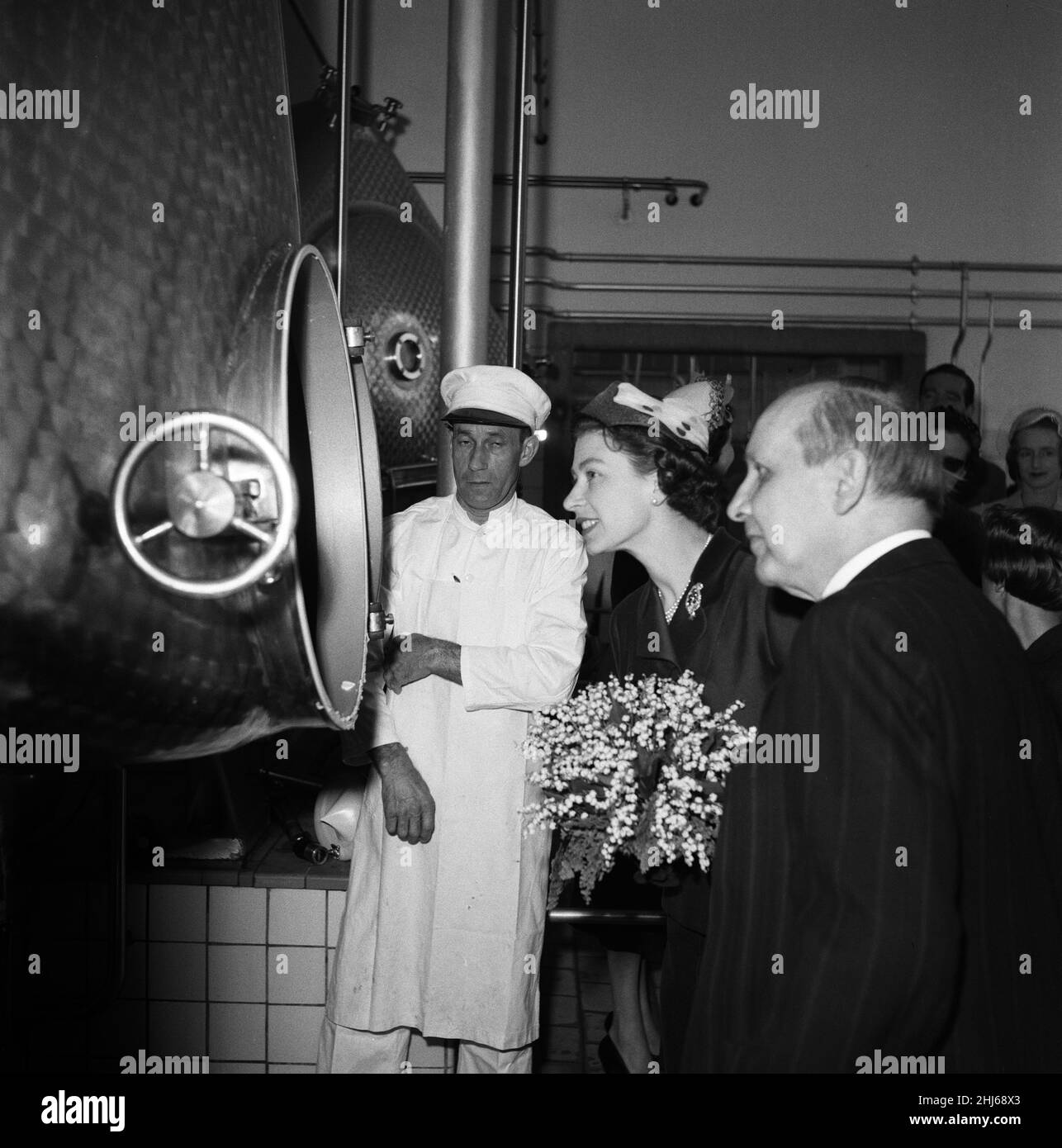 La regina Elisabetta II e la festa reale visitano una fattoria statale in Danimarca. 25th maggio 1957. Foto Stock